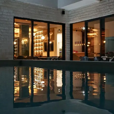 Lena Pool - 4 アパート *