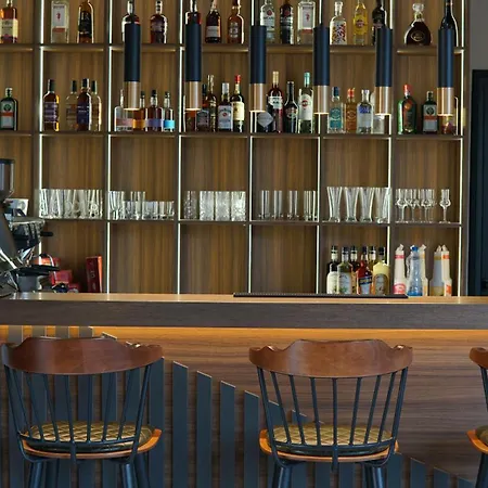 Lena Pool - 4 ヴルドニーク