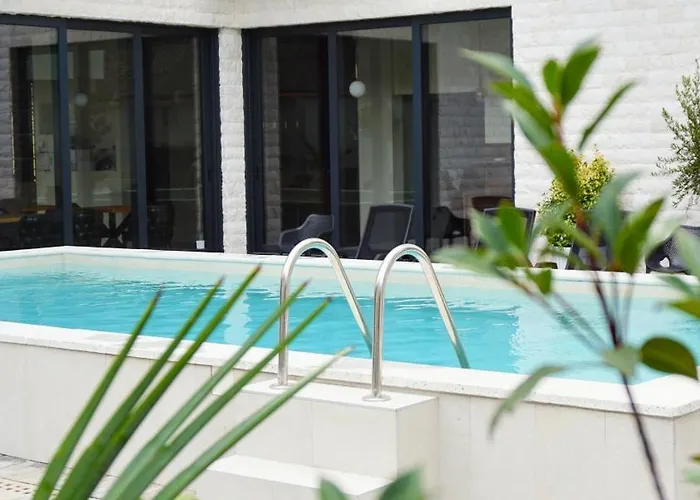 Lena Pool - 4 アパート ヴルドニーク