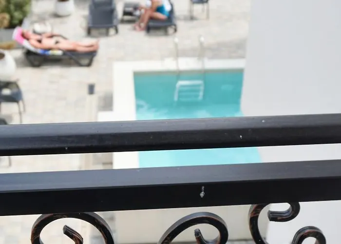 Lena Pool - 4 アパート *