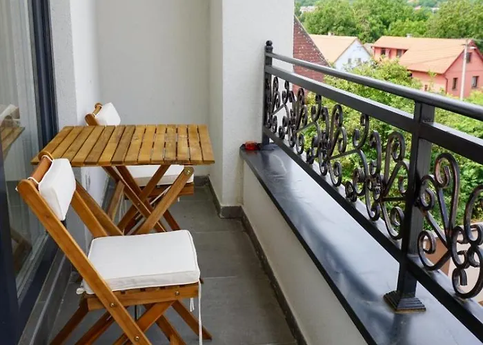 Lena Pool - 4 アパート