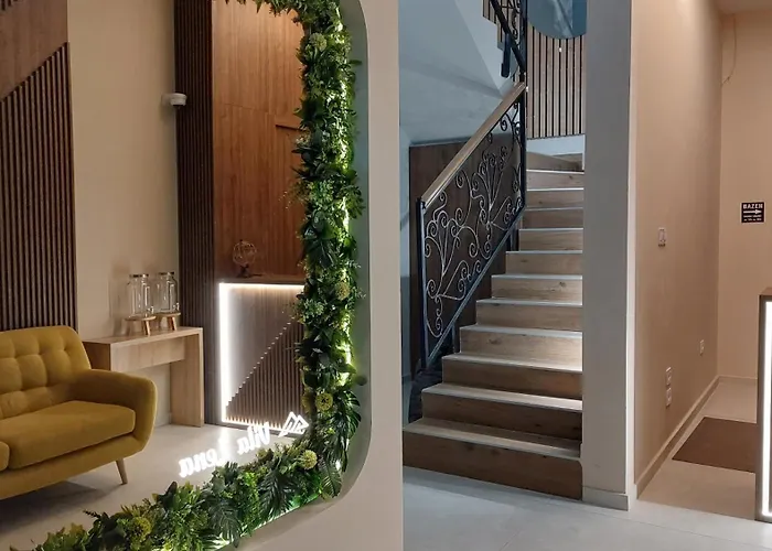 Lena Pool - 4 ヴルドニーク