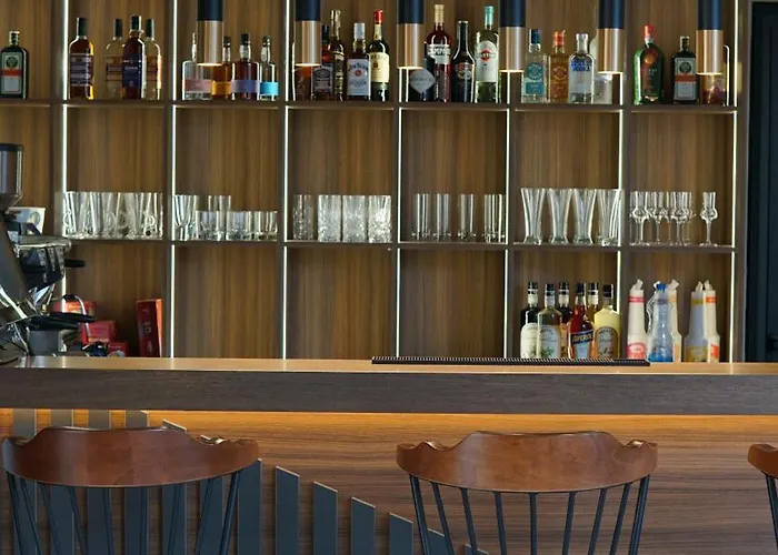 Lena Pool - 4 ヴルドニーク